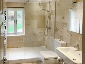 Alojamiento de 3 habitaciones en Fordham - Image 2
