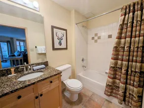 Modern condo located in the heart of River Run Village - Image 4