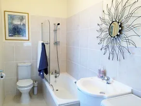 Charming 2 Bedroom Cottage - Image 2