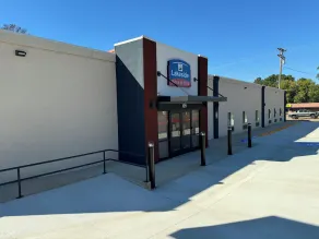 Lakeside Inn and Suites - Image 2
