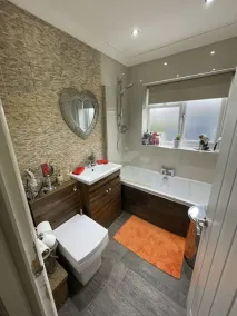 Beautiful 2-Bed Bungalow in Canvey Island - Image 2