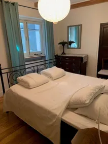 Fritliggende karakteristisk fransk familiehus med swimmingpool og smuk udsigt - Image 2