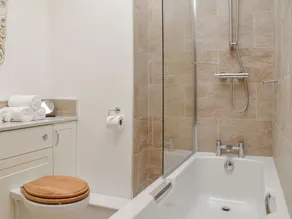 3 bedroom accommodation in Ashbourne - Image 5
