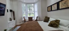 Botanic Gardens Oasis: Urban Convenience & Comfort - Image 3