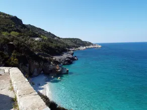 Villa de montagne avec de beaux jardins et vue sur la mer, près de la plage de Mylopotomos - Image 5