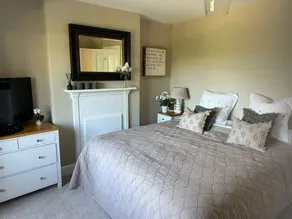 Stylish Coastal Living - Prime Location, Garden and Parking - Image 4