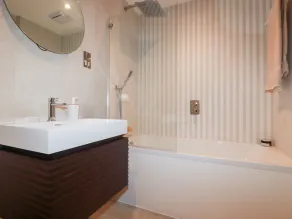 33 CLIFF EDGE, family friendly, character holiday cottage in Newquay - Image 3