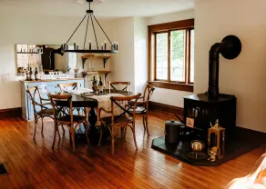 Vintage Farmhouse with Hot Tub on Vineyard - Image 5