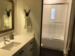 Luxury 3 Bedroom Condo Amazing Views & Unbeatable Downtown Location - Image 3