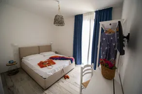 Zimmer mit Queensize-Bett und Poolblick - Image 4