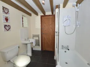 2 bedroom accommodation in Kingswear - Image 3