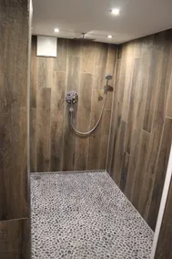 Ferienwohnung Erdgeschoss, 50 qm, 2-4 Pers., 1 Schlafzimmer, Wohnzimmer mit Ausziehcouch, Wohnküche, Bad/WC - Image 2