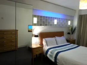 Modern Large Apartment Easy Access To City Tourist Locations - Image 5