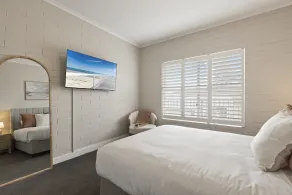 Bright 2-Bed Apartment Steps from Largs Bay Beach - Image 5