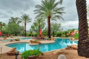 A Place You'll Surely Enjoy! Outdoor Pool, Full Kitchen, Free Parking! - Image 5