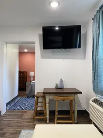Sycamore Acres 306 Comfortable 1 bedroom suite with full kitchen and living area - Image 2