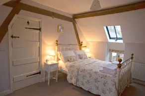 TRADITIONAL STYLE COTTAGE WITH STUNNING VIEWS - Image 5