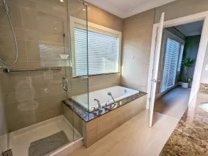 Spacious House with New Furniture - Close to Airport/Marine Gateway/UBC/downtown - Image 4