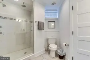 Beautiful Luxury waterfront Property,clean,Fully sterilized,Family oriented. - Image 5