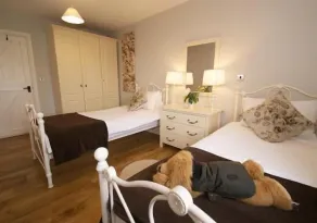 Stunning 2 bedroom barn conversion near the beach with views of open countryside - Image 5