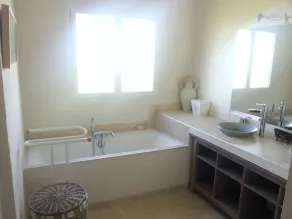 Rymligt hus i fred med pool - Image 3