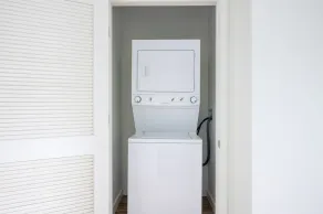 Premium West Loop 1BR w/ Pool, Gym & Lounge, nr L, by Blueground - Image 2