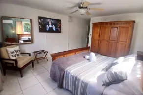WALK TO MARRIOTT BEACH - CLEAN AND COZY FAMILY FRIENDLY HOME - PRIVATE POOL! - Image 4