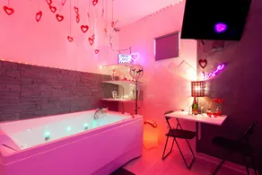 Studio \"Love Room Avec Balnéo\" avec bain à remous, terrasse privée et Wi-Fi - Image 4