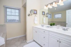 Saltwater Haven - Walkable Shore Stay - Image 2