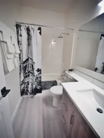 Teri's Modern Apartment - Image 3
