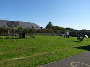 Delightful three bed property with lovely garden  a short drive to local beaches - Image 2