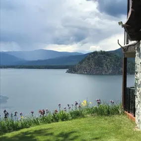 Fantastisk udsigt over Shuswap-søen fra boblebadet - Image 5