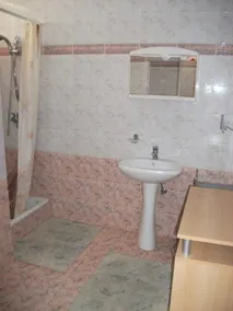 Holiday home with heated pool and close proximity to the beach - Image 4