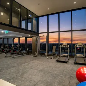 Hamptons Retreat on Level 77 in Skytower-Deluxe River & Bridge Views-CBD-Free Parking - Image 3