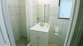 King-bed room with private bath -FREE WIFI-- New London-Mystic - Image 3