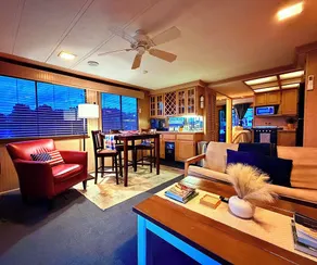 Dockside Retreat Aboard Savannah Rae - Image 5