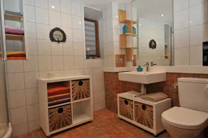 Lots of character, ideal location, lovely garden - Image 3