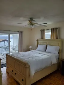 Lakefront vacation with stunning views & sunken deck hot-tub along the winetrail - Image 5