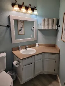 Nouvellement rénové 2 chambres au 2ème étage, 3 minutes à pied de la plage - Image 4