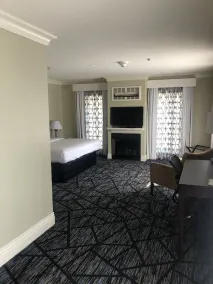 Niagara Crossing Hotel and Spa King Room - Image 5