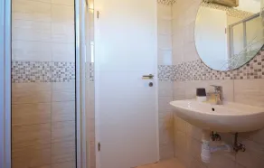 Four-Bedroom Holiday Home In Lecevica - Image 3