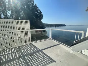 Waterfront Castle on the beach with hot tub on 1.58 Acres at downtown Chemainus - Image 4