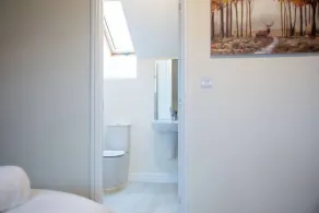 4 Bed 3.5 Bath - Free Parking | Free WiFi | 2x En-suite Bedrooms | Self Check-in - Image 3