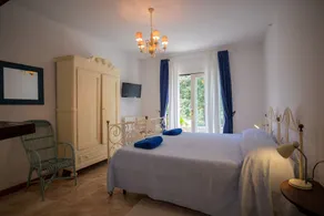 Villa with pool and beach access - Image 5