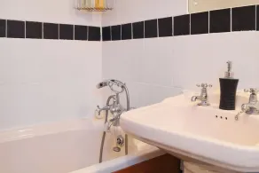 Cottage - Sleeps 3 Parking & Fishing - Image 2