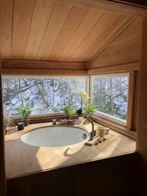 PRIVAT 150FT WATERFALL RETT TIL DECK! Rustik, asiatisk inspireret. - Image 2