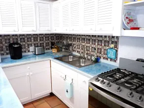 Hidden by beautiful palm and flamboyant trees but close to restaurants & stores  - Image 5