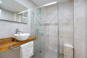 Appartement de vacances accessible 'Ancha 9' avec terrasse privée et climatisation. - Image 4