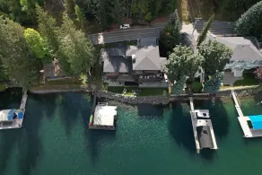 Magnificent 4783 Sq Ft Waterfront Home med Twin Covered Boat Docks - Image 4