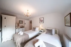 Host Stay White House - Image 4